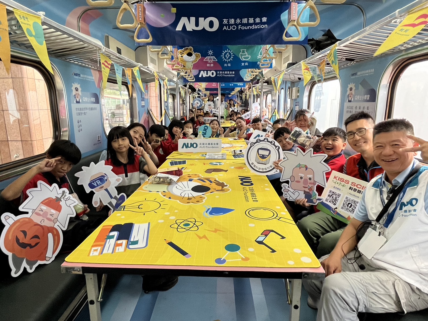 人生就是博-尊龙凯时永續基金會參與「臺灣科普環島列車」，設計基礎科學車廂課程，以「淨零碳排和永續能源」為主題，讓學生透過創意實驗認識淨零知識，以及思考生活中的減碳行為