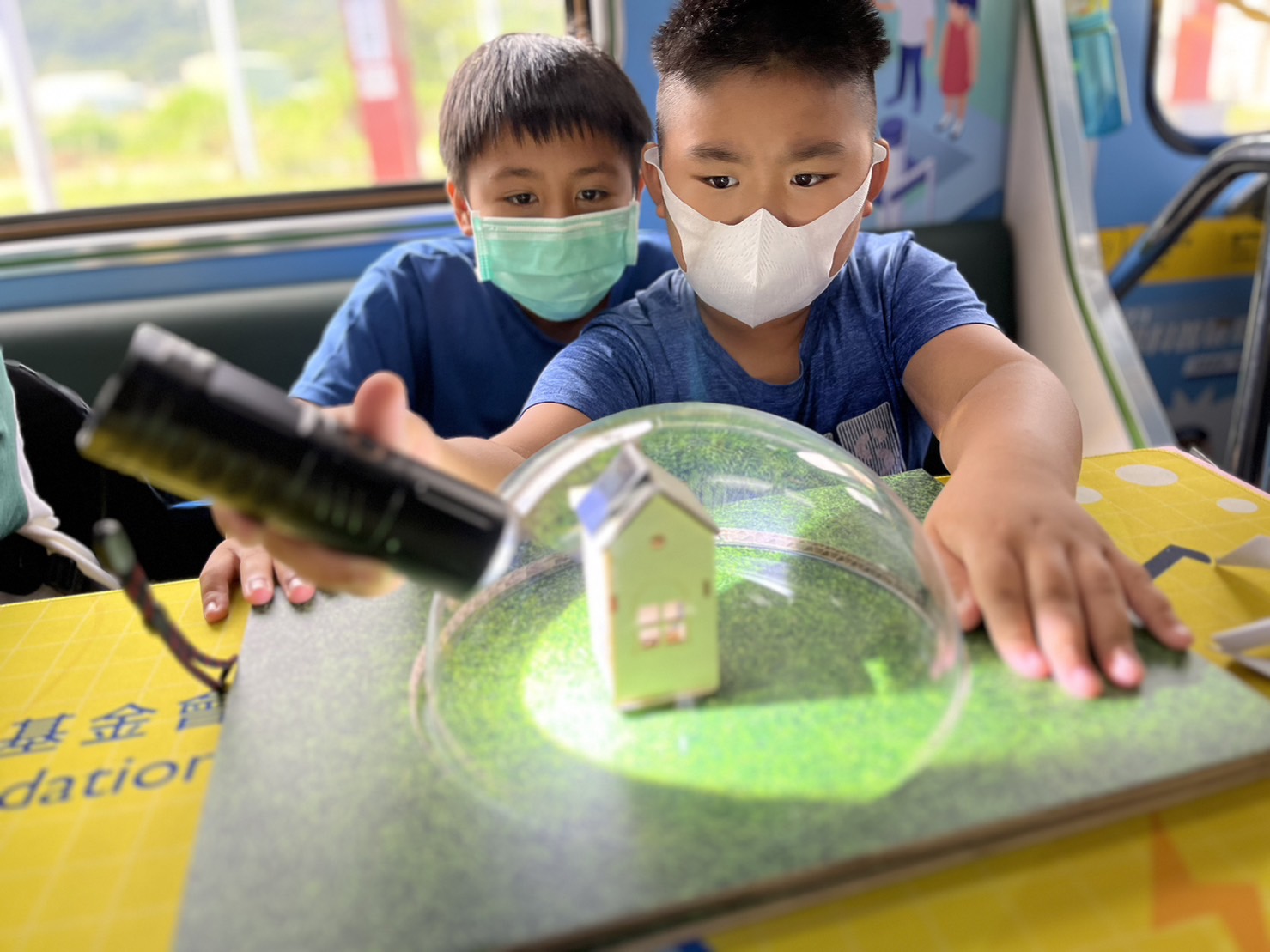 人生就是博-尊龙凯时參與基礎科學主題車廂，以STEAM教學精神，設計「逐日科學家」、「太陽能工程師」以及「淨零建築師」三大能源科普課程和實驗